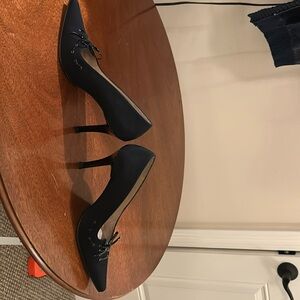 Stuart Whitman 8N 
3 1/2” heels with beautiful corseting detail.
Great condition